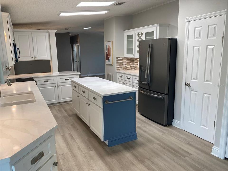 For Sale: $274,900 (3 beds, 2 baths, 1404 Square Feet)