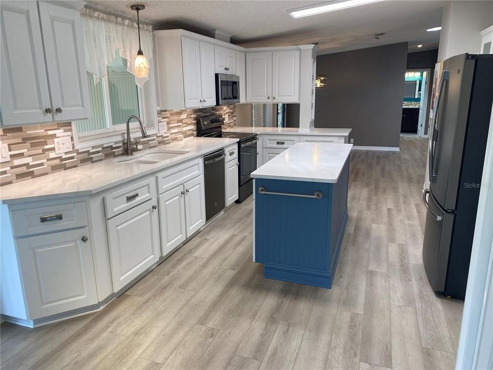 For Sale: $274,900 (3 beds, 2 baths, 1404 Square Feet)