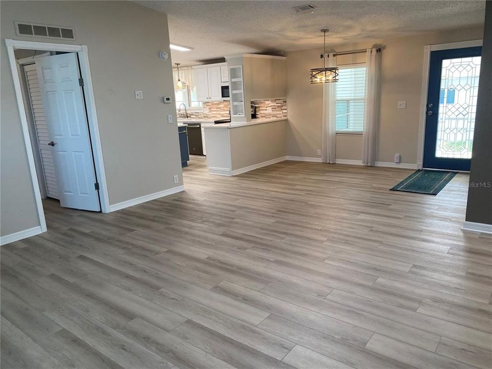 For Sale: $274,900 (3 beds, 2 baths, 1404 Square Feet)