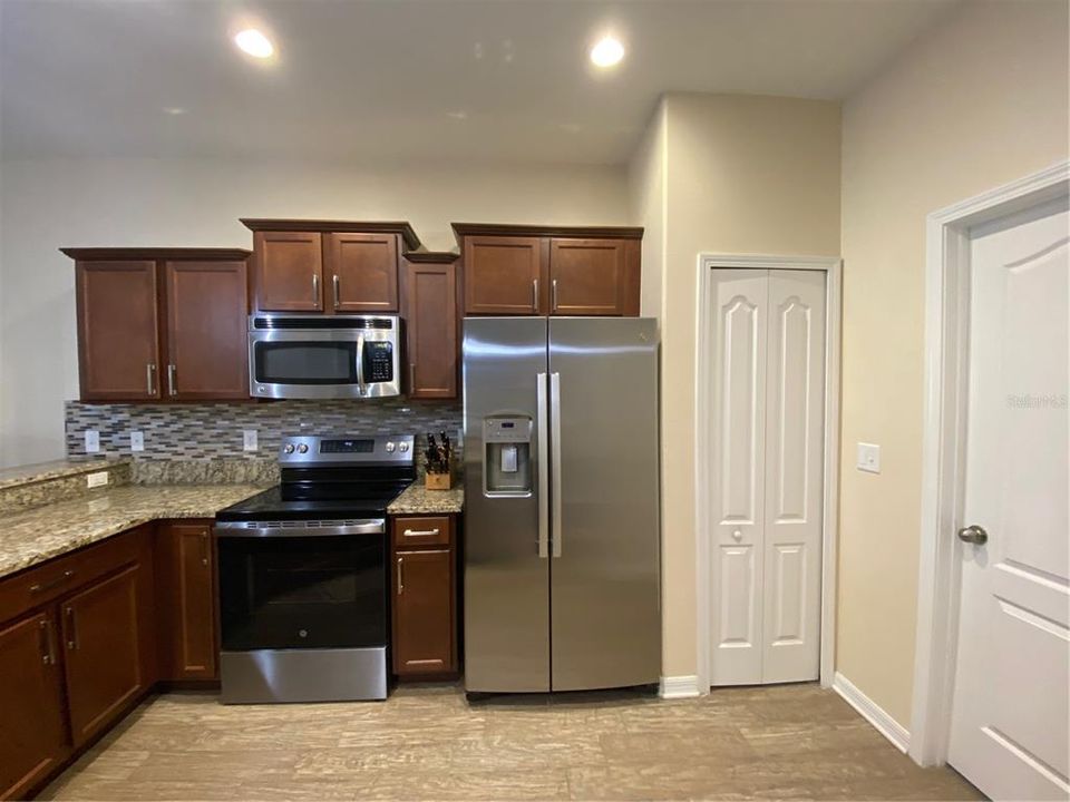 For Sale: $244,900 (2 beds, 2 baths, 1406 Square Feet)