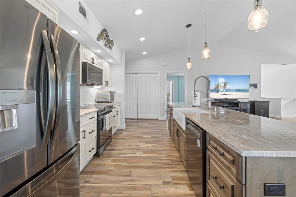 合同活跃: $670,000 (3 贝兹, 2 浴室, 1814 平方英尺)