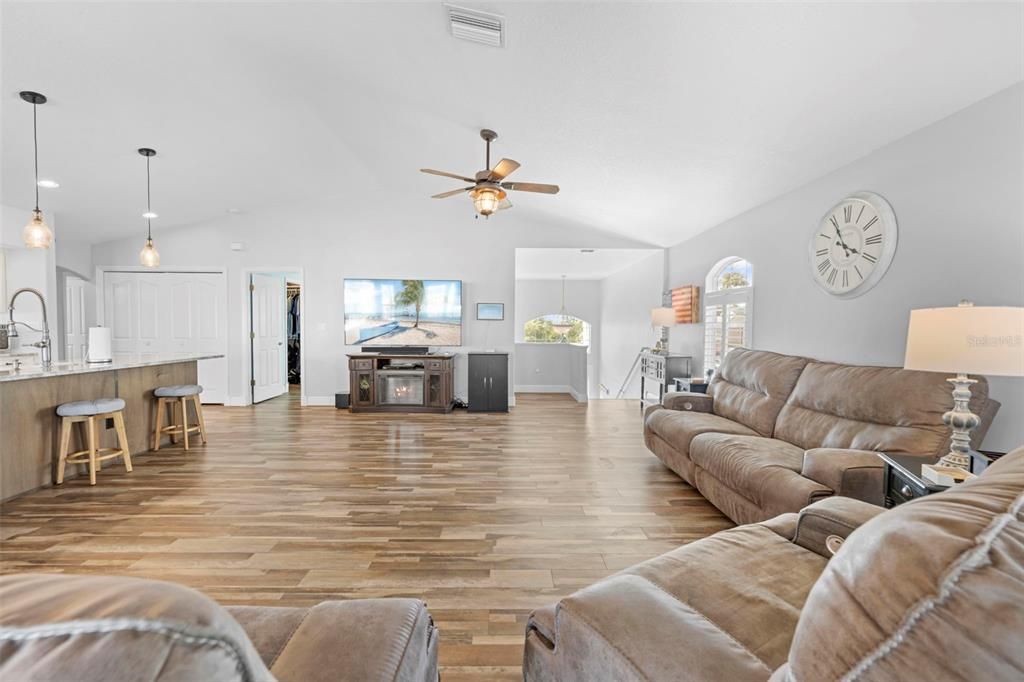 合同活跃: $670,000 (3 贝兹, 2 浴室, 1814 平方英尺)