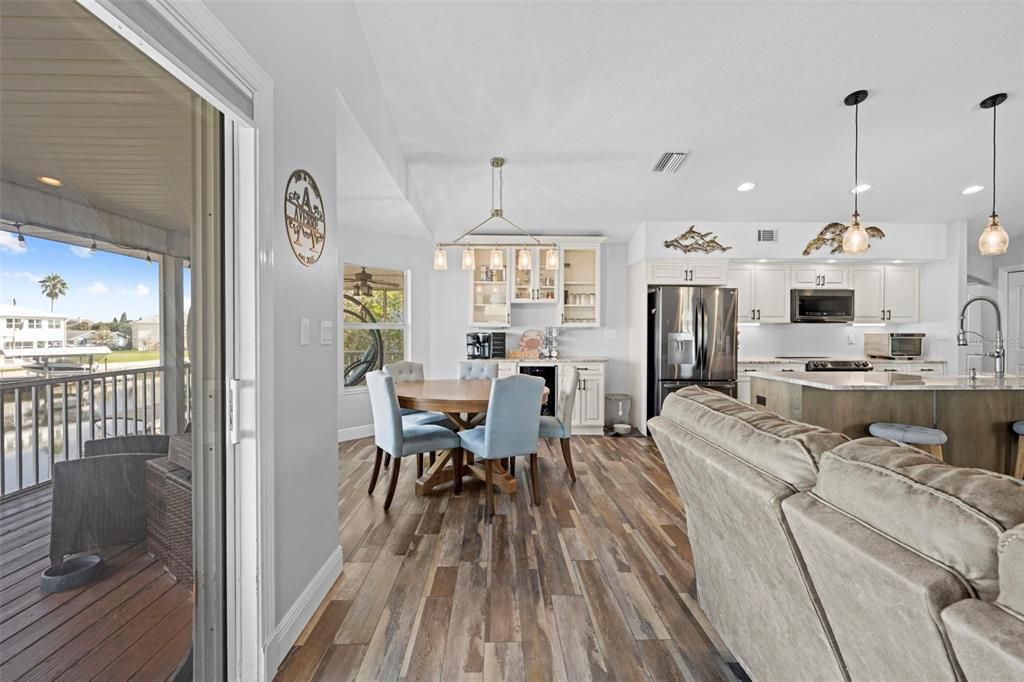 合同活跃: $670,000 (3 贝兹, 2 浴室, 1814 平方英尺)