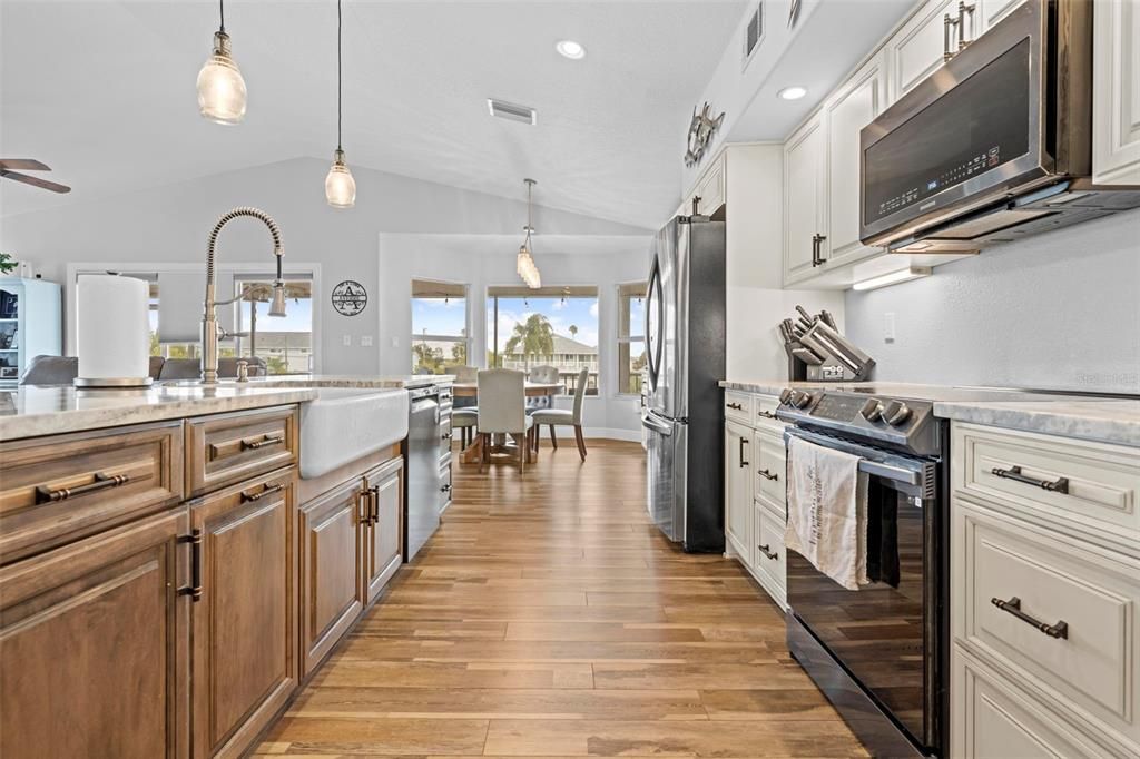 合同活跃: $670,000 (3 贝兹, 2 浴室, 1814 平方英尺)