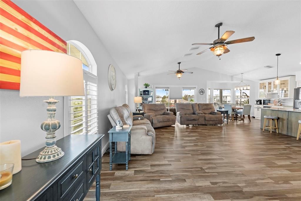 合同活跃: $670,000 (3 贝兹, 2 浴室, 1814 平方英尺)