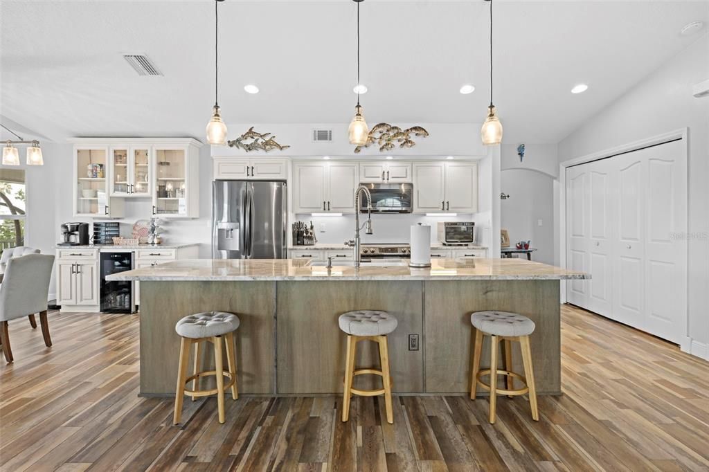 合同活跃: $670,000 (3 贝兹, 2 浴室, 1814 平方英尺)