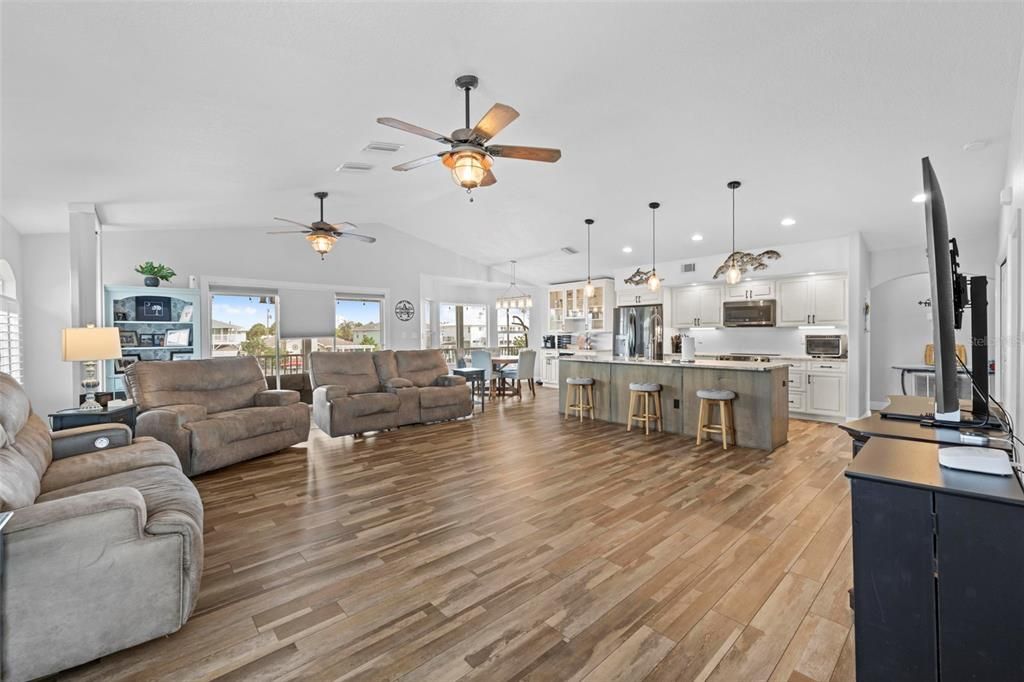 合同活跃: $670,000 (3 贝兹, 2 浴室, 1814 平方英尺)