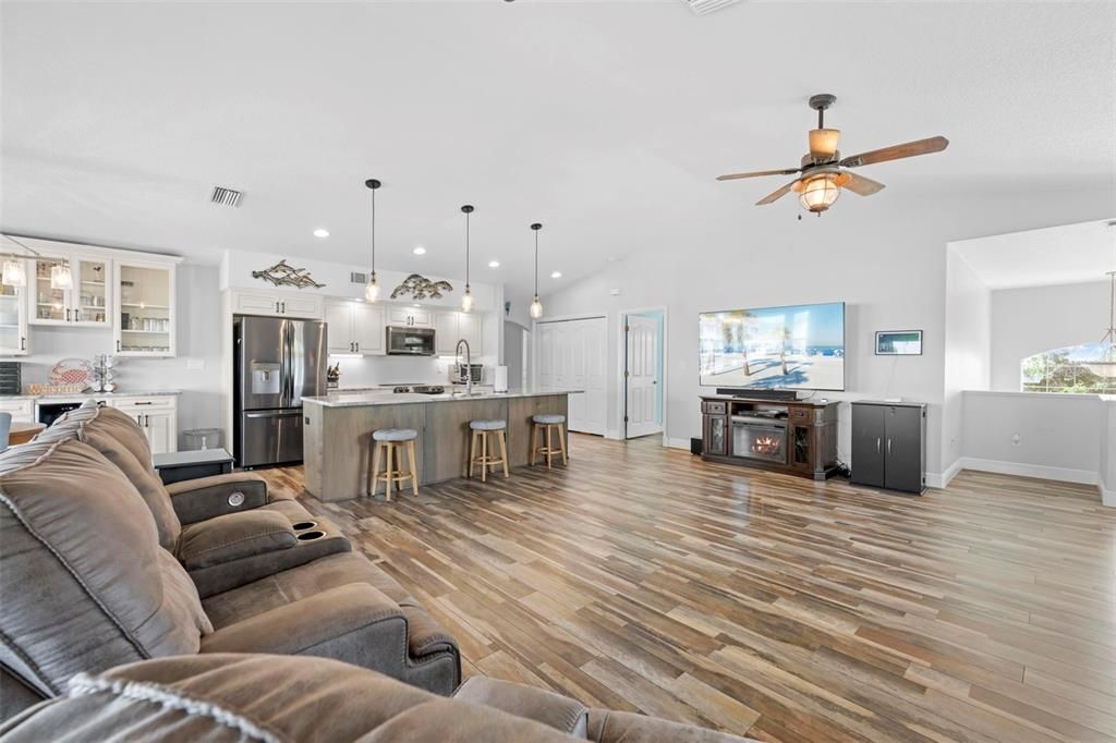 合同活跃: $670,000 (3 贝兹, 2 浴室, 1814 平方英尺)