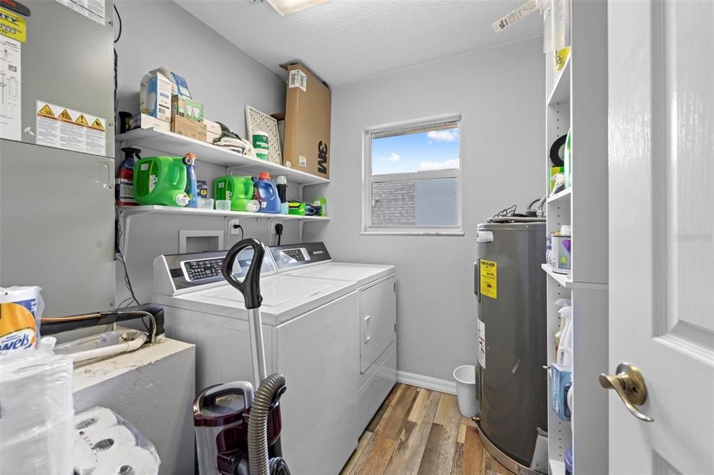 合同活跃: $670,000 (3 贝兹, 2 浴室, 1814 平方英尺)