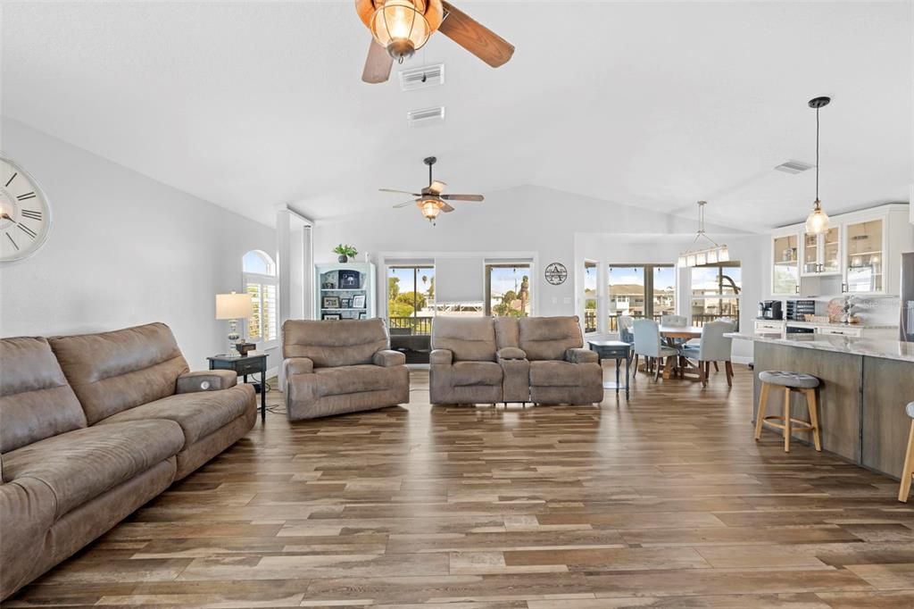 合同活跃: $670,000 (3 贝兹, 2 浴室, 1814 平方英尺)