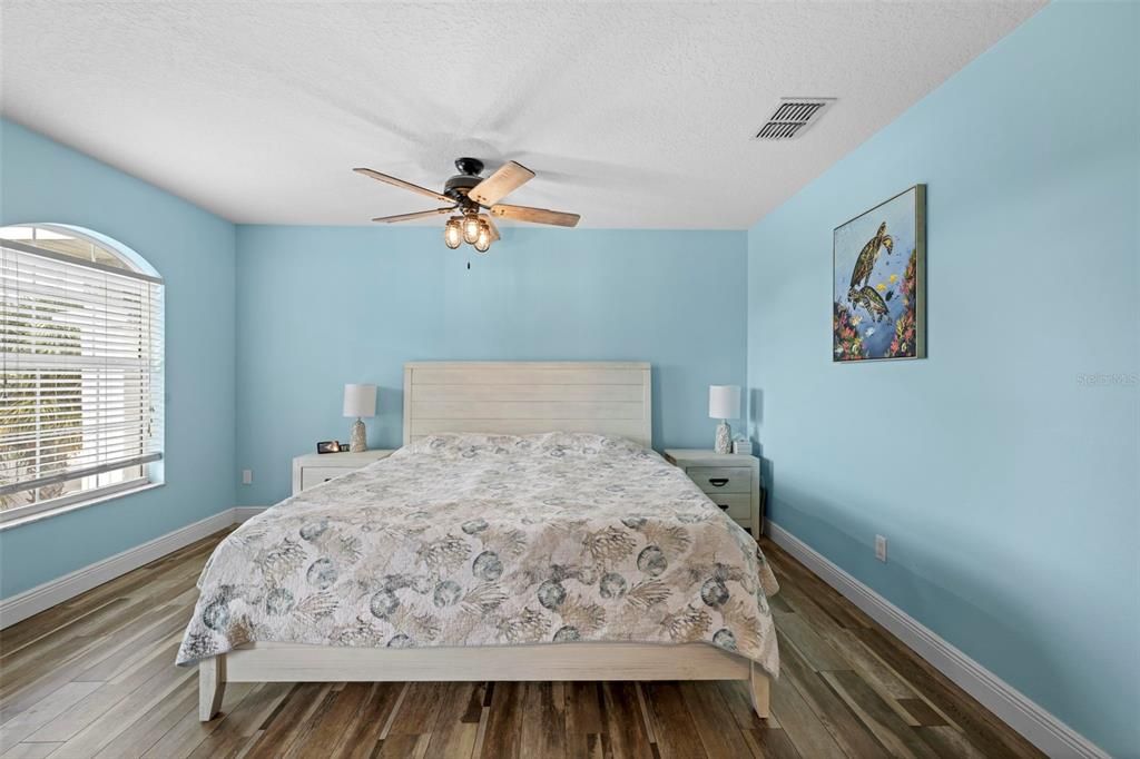 合同活跃: $670,000 (3 贝兹, 2 浴室, 1814 平方英尺)