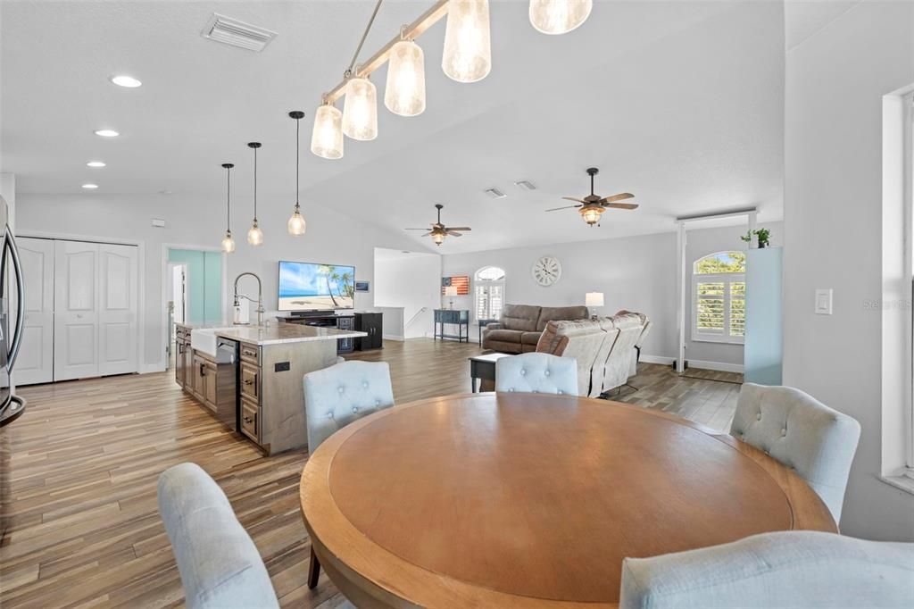 合同活跃: $670,000 (3 贝兹, 2 浴室, 1814 平方英尺)