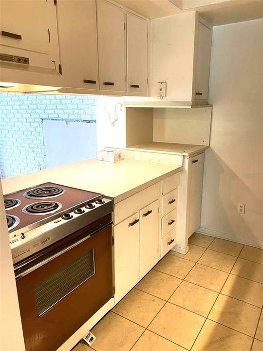 For Sale: $100,000 (1 beds, 1 baths, 695 Square Feet)