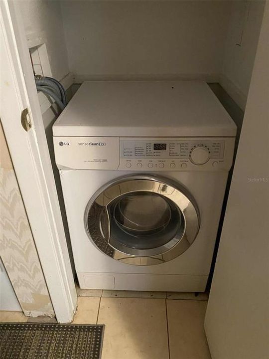 For Sale: $100,000 (1 beds, 1 baths, 695 Square Feet)