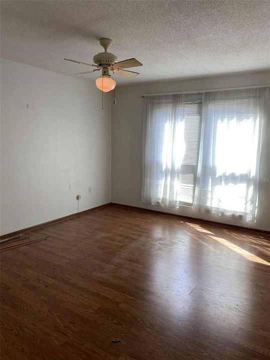 For Sale: $100,000 (1 beds, 1 baths, 695 Square Feet)