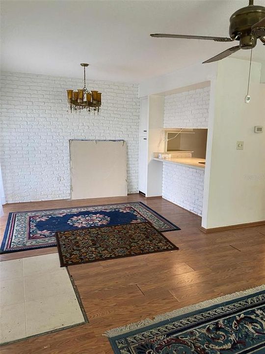 For Sale: $100,000 (1 beds, 1 baths, 695 Square Feet)