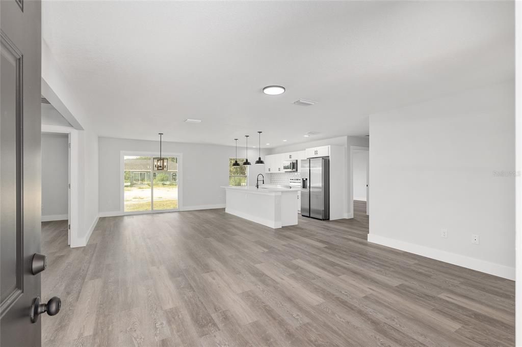 For Sale: $299,999 (3 beds, 2 baths, 1576 Square Feet)