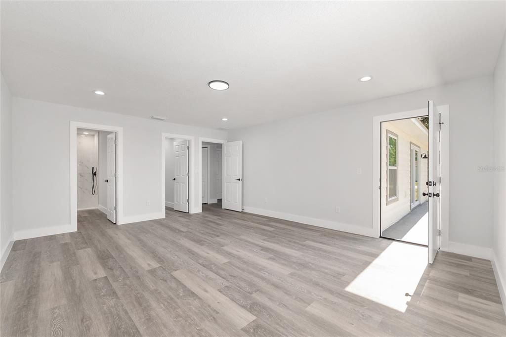 For Sale: $299,999 (3 beds, 2 baths, 1576 Square Feet)