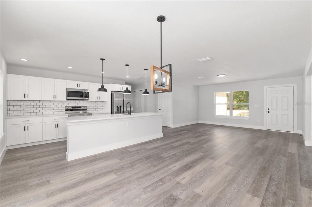 For Sale: $299,999 (3 beds, 2 baths, 1576 Square Feet)