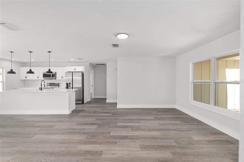 For Sale: $299,999 (3 beds, 2 baths, 1576 Square Feet)