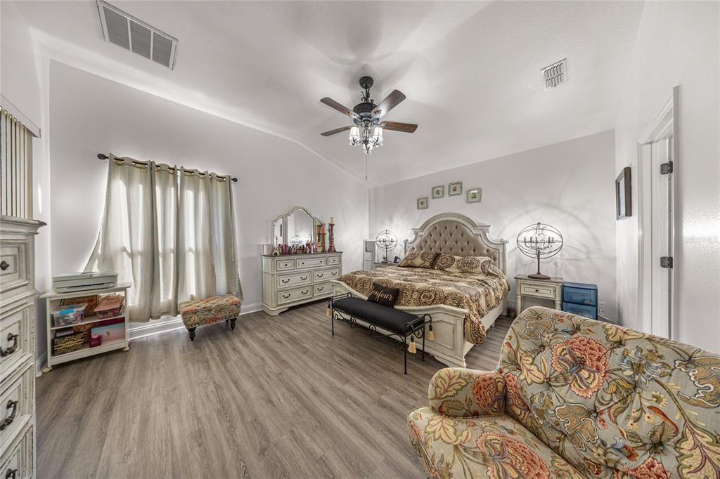 For Sale: $449,000 (4 beds, 3 baths, 2653 Square Feet)