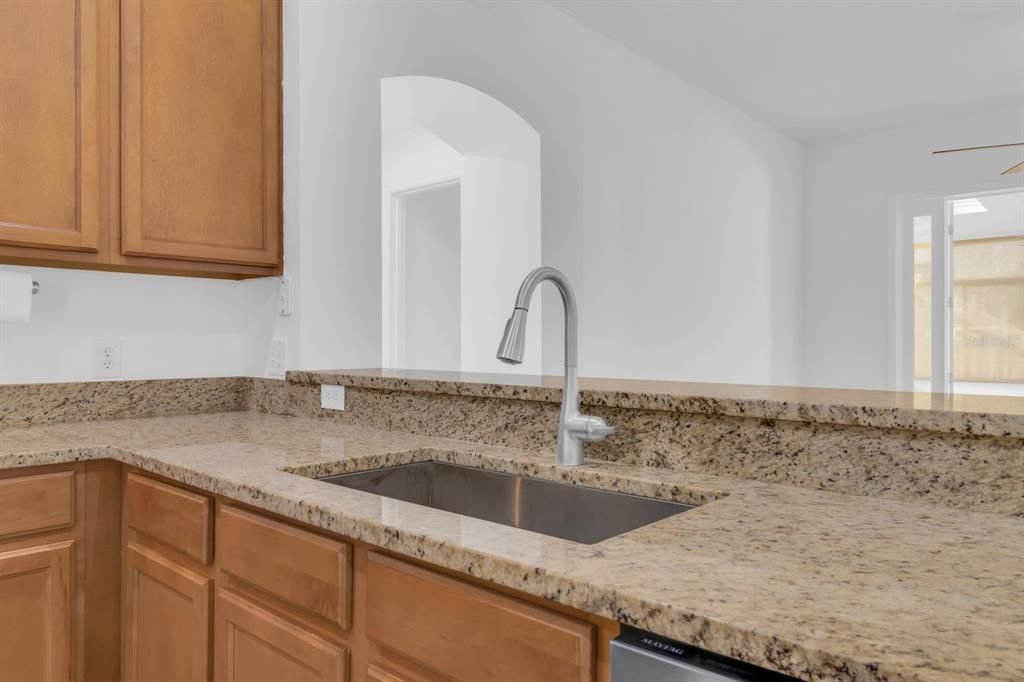 合同活跃: $440,000 (3 贝兹, 2 浴室, 2083 平方英尺)