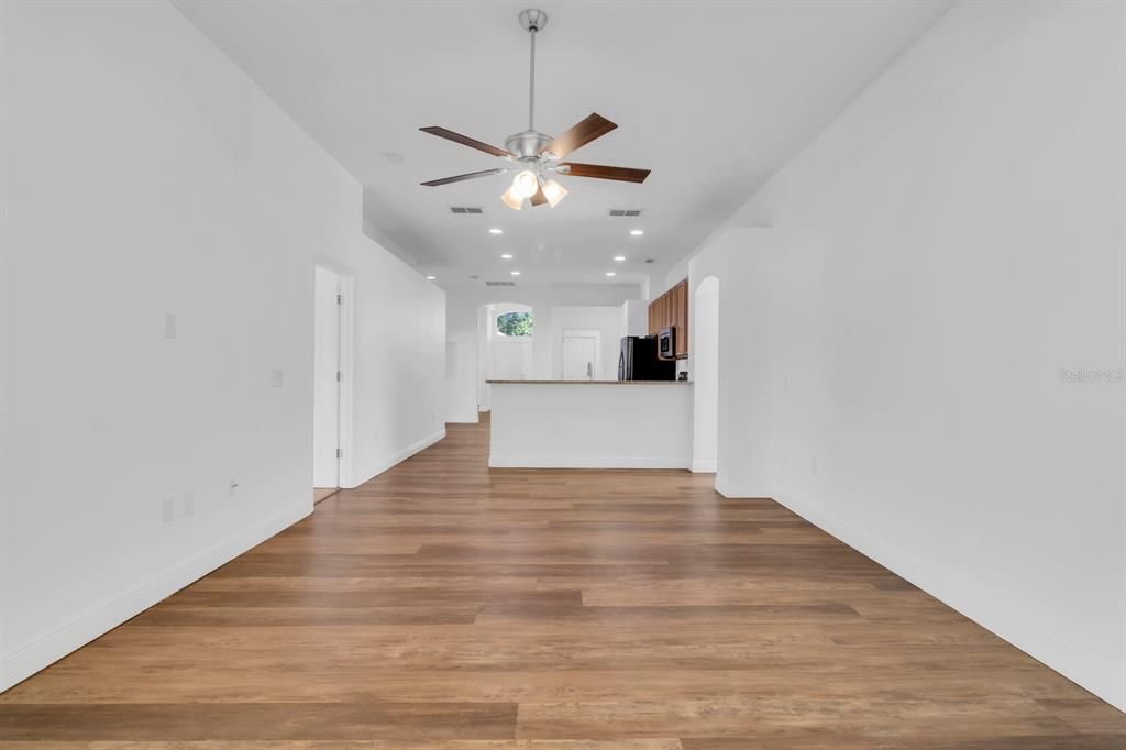 合同活跃: $440,000 (3 贝兹, 2 浴室, 2083 平方英尺)