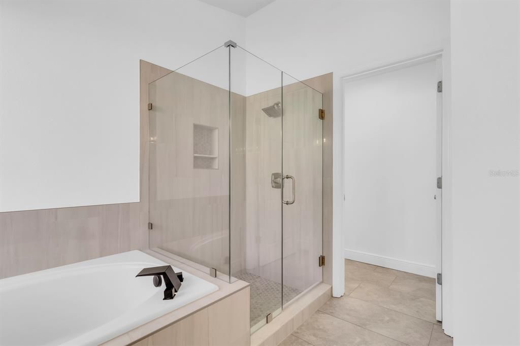 合同活跃: $440,000 (3 贝兹, 2 浴室, 2083 平方英尺)