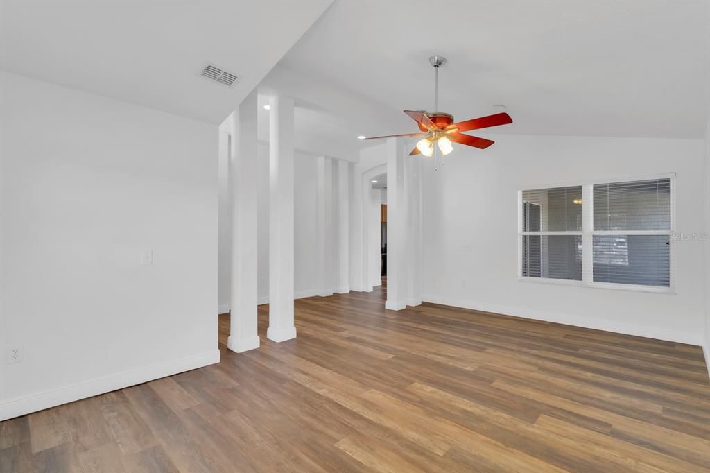 合同活跃: $440,000 (3 贝兹, 2 浴室, 2083 平方英尺)