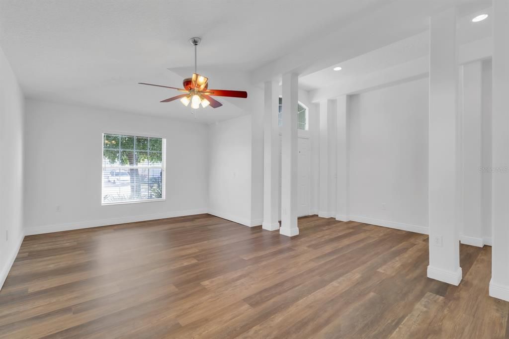 合同活跃: $440,000 (3 贝兹, 2 浴室, 2083 平方英尺)