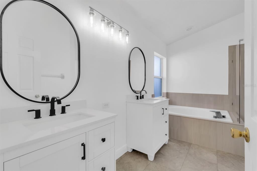 合同活跃: $440,000 (3 贝兹, 2 浴室, 2083 平方英尺)