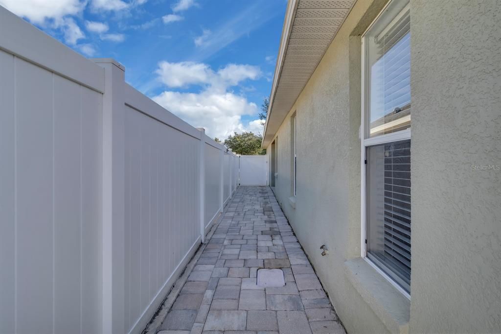 合同活跃: $440,000 (3 贝兹, 2 浴室, 2083 平方英尺)