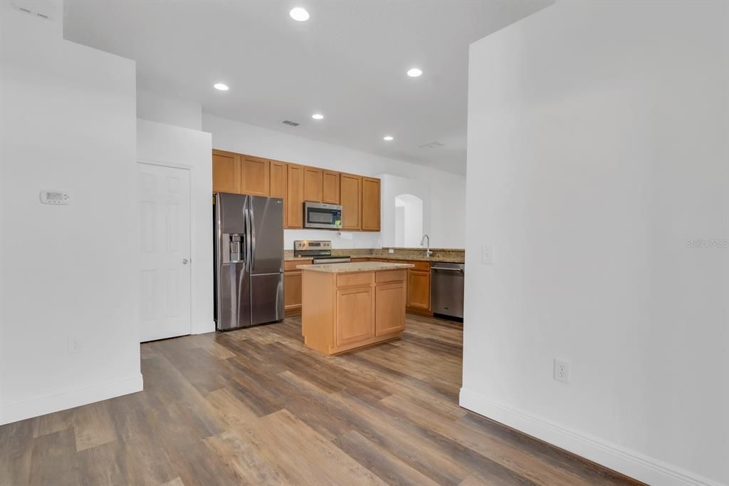 合同活跃: $440,000 (3 贝兹, 2 浴室, 2083 平方英尺)