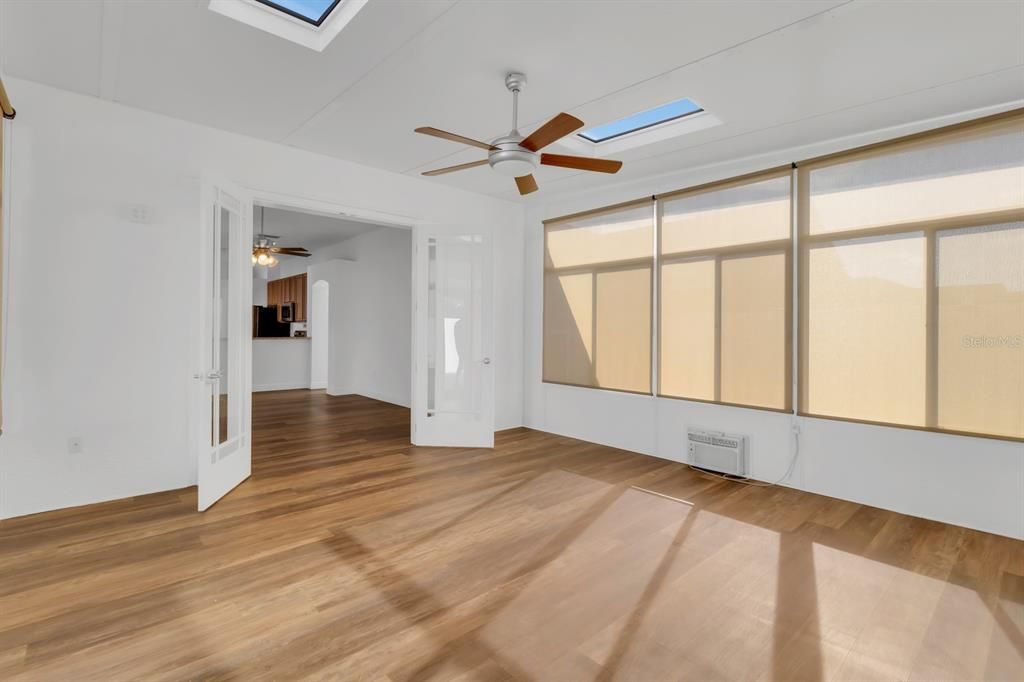 合同活跃: $440,000 (3 贝兹, 2 浴室, 2083 平方英尺)