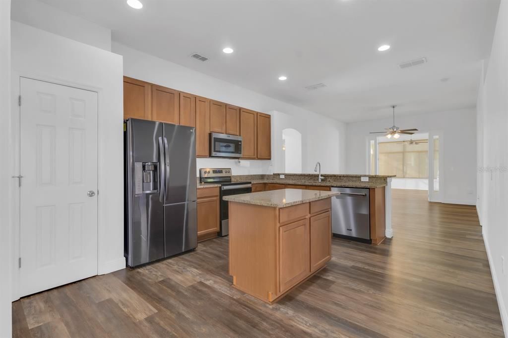 合同活跃: $440,000 (3 贝兹, 2 浴室, 2083 平方英尺)