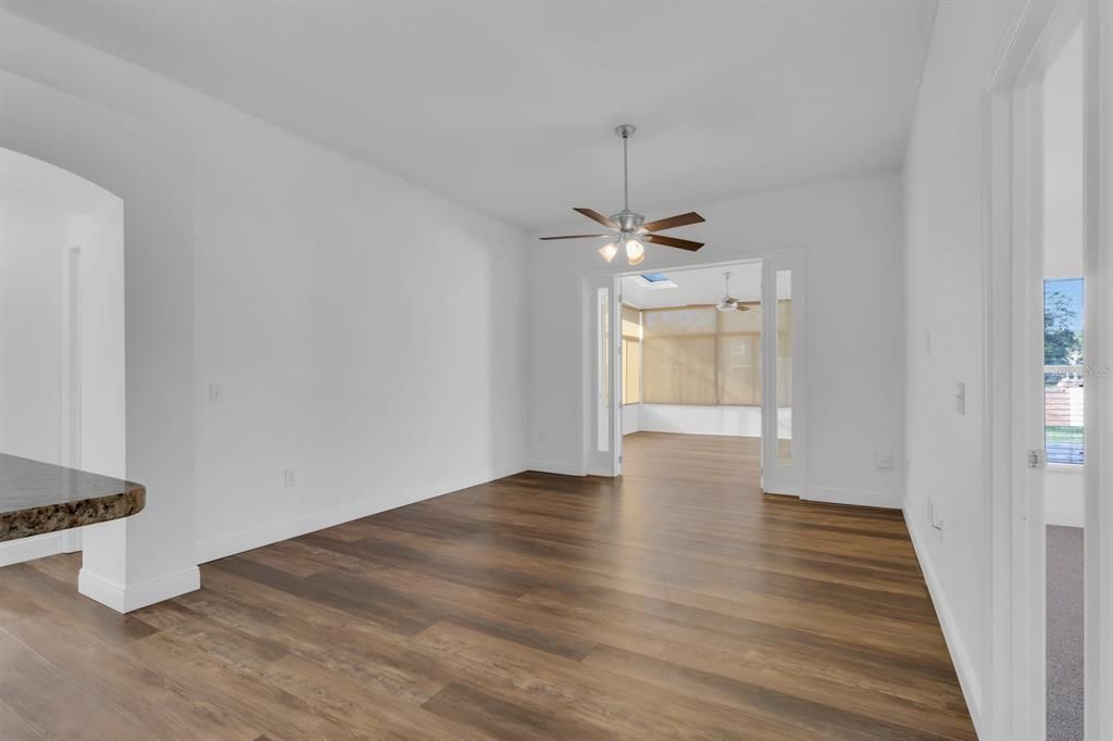 合同活跃: $440,000 (3 贝兹, 2 浴室, 2083 平方英尺)