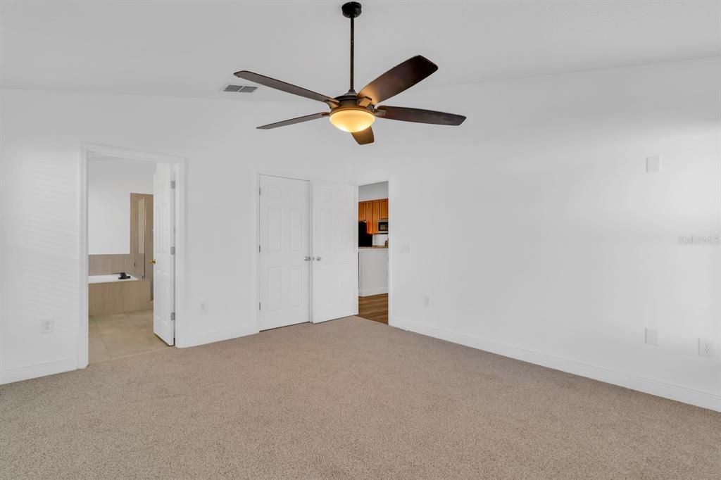 合同活跃: $440,000 (3 贝兹, 2 浴室, 2083 平方英尺)