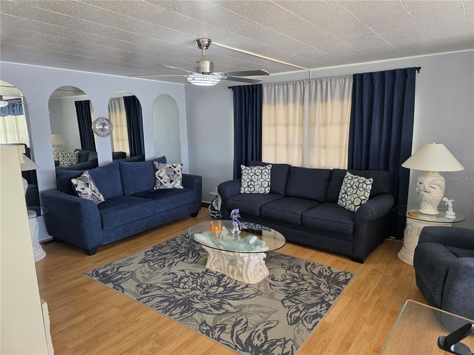 For Sale: $129,900 (2 beds, 2 baths, 816 Square Feet)