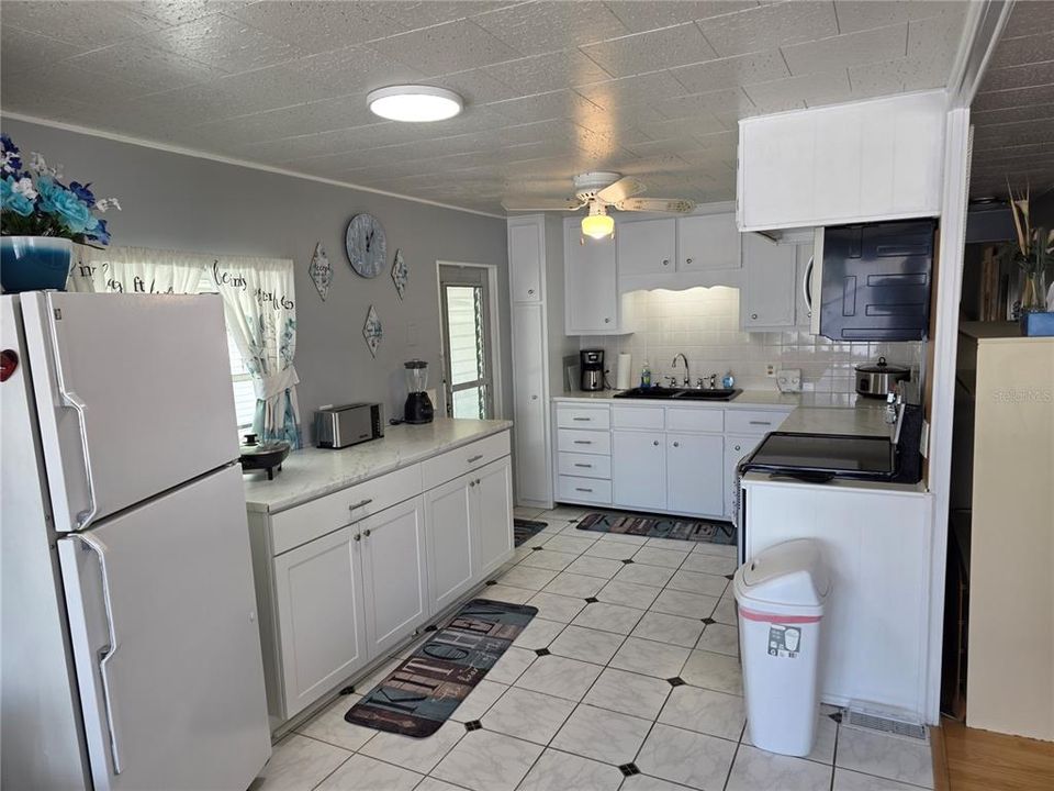 For Sale: $129,900 (2 beds, 2 baths, 816 Square Feet)