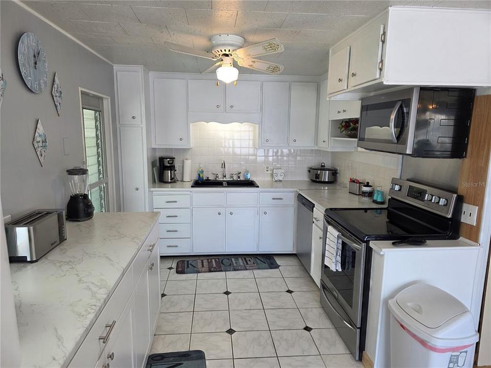 For Sale: $129,900 (2 beds, 2 baths, 816 Square Feet)