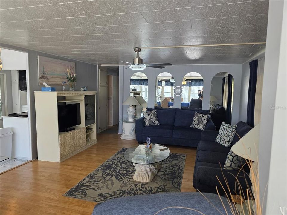 For Sale: $129,900 (2 beds, 2 baths, 816 Square Feet)