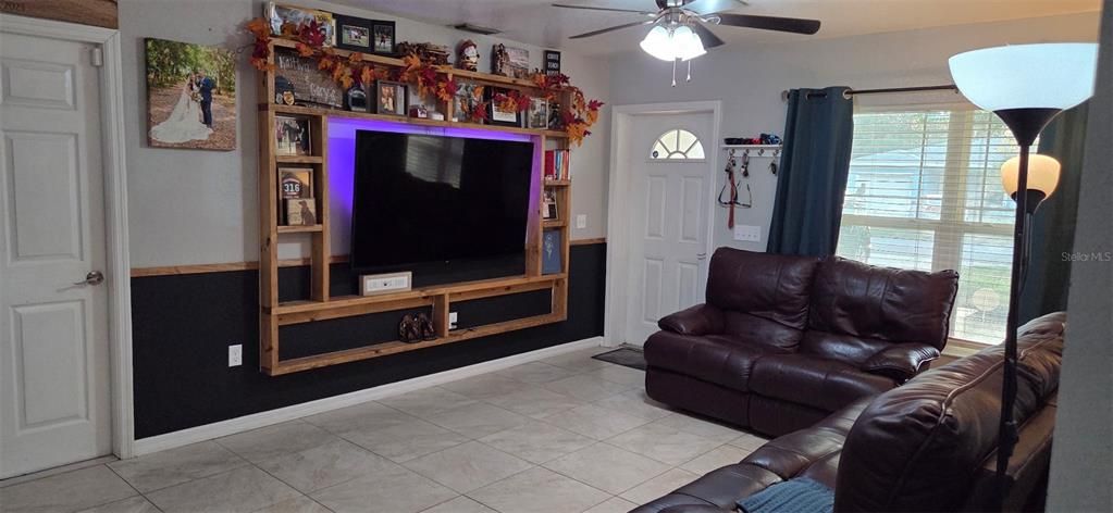 For Sale: $425,000 (3 beds, 2 baths, 1307 Square Feet)