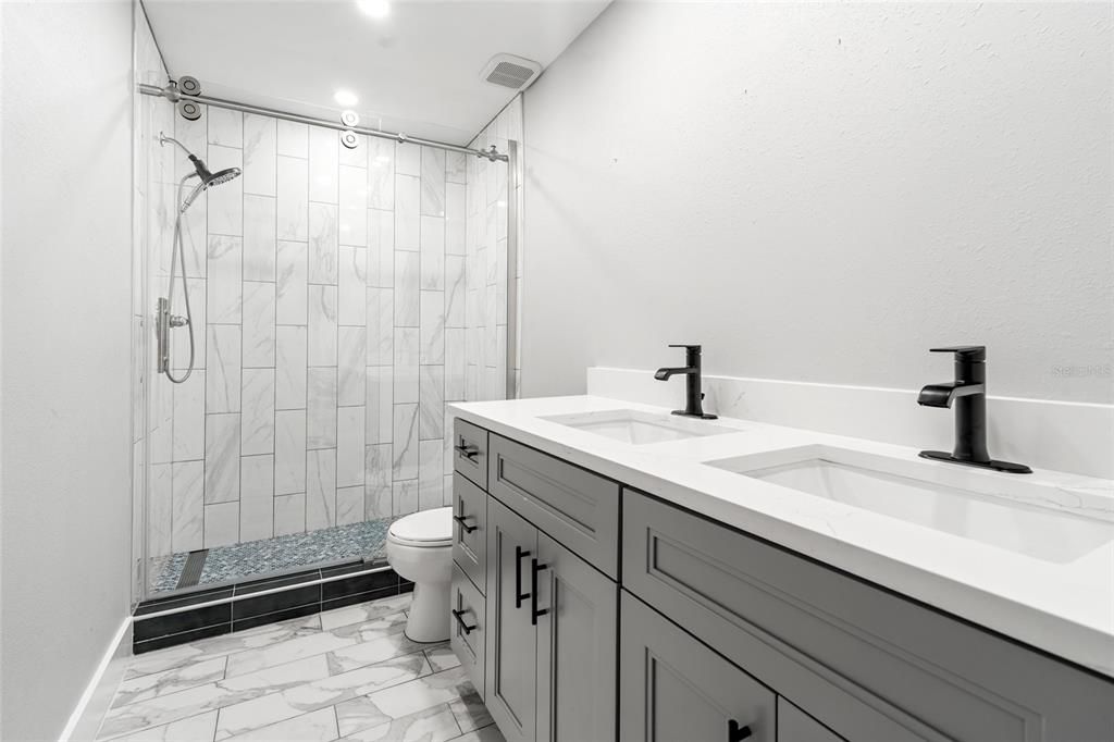 En Venta: $415,000 (4 camas, 2 baños, 1797 Pies cuadrados)