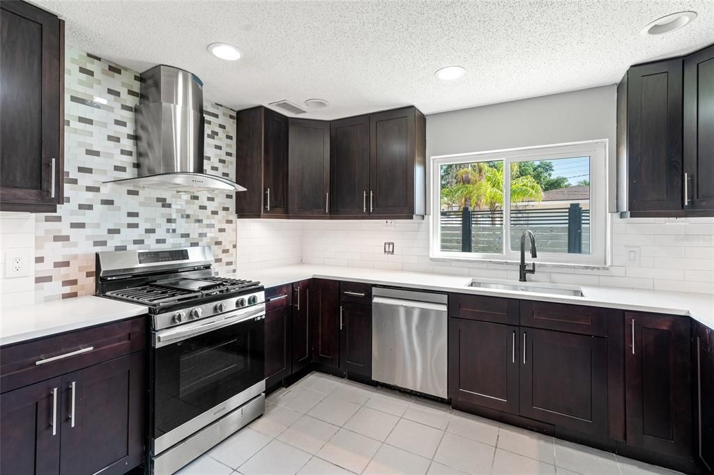 En Venta: $415,000 (4 camas, 2 baños, 1797 Pies cuadrados)