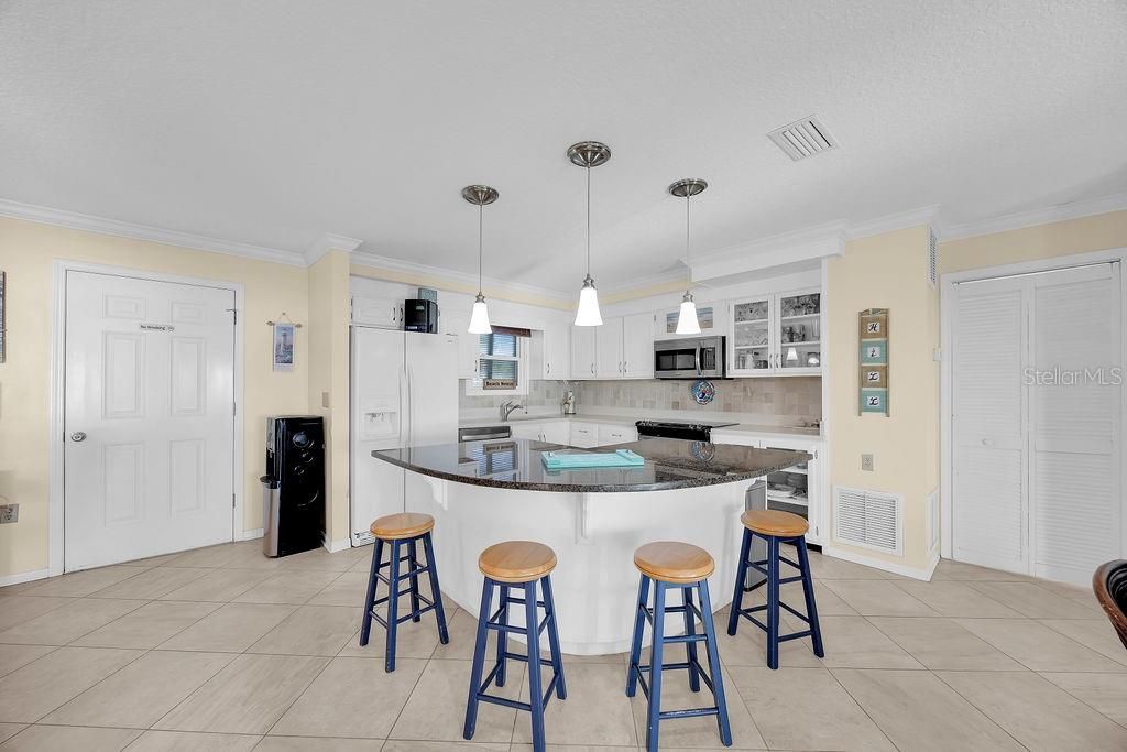 На продажу: $2,600,000 (3 спален, 2 ванн, 1893 Квадратных фут)