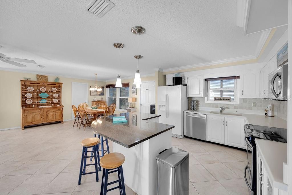 На продажу: $2,600,000 (3 спален, 2 ванн, 1893 Квадратных фут)