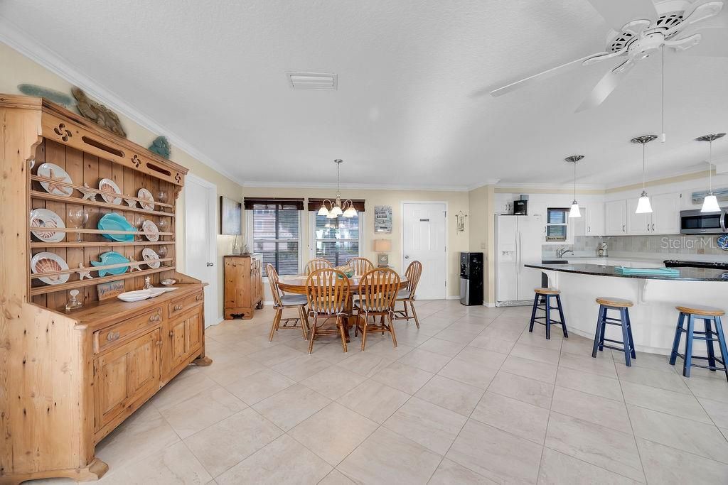 На продажу: $2,600,000 (3 спален, 2 ванн, 1893 Квадратных фут)