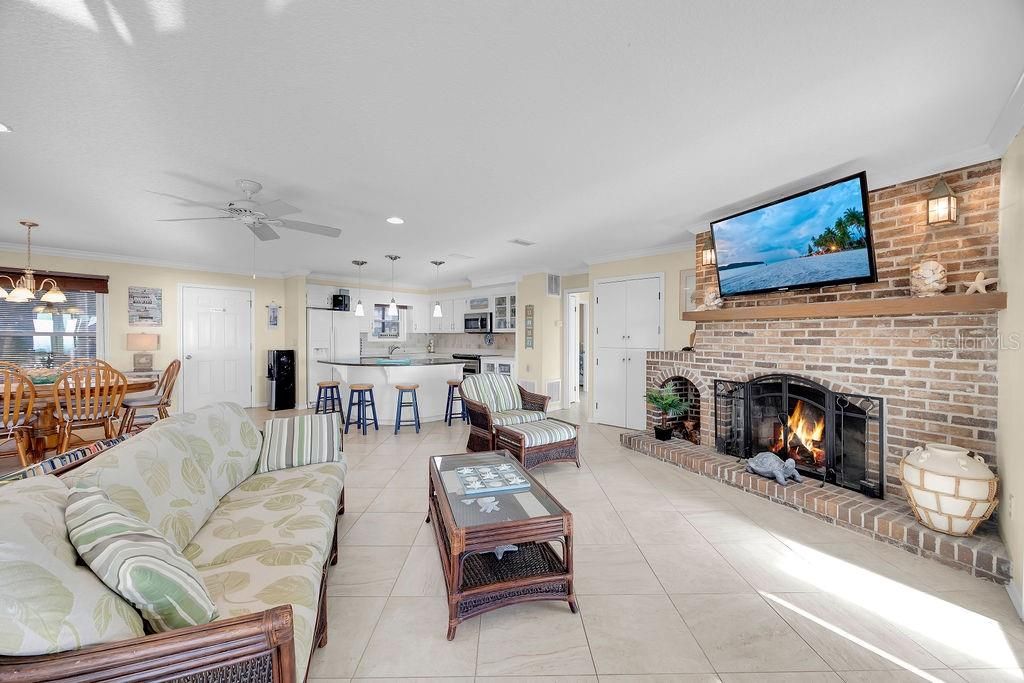 На продажу: $2,600,000 (3 спален, 2 ванн, 1893 Квадратных фут)