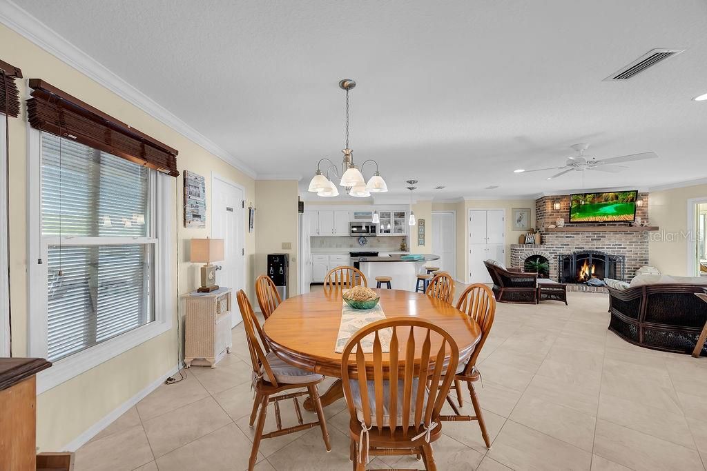 На продажу: $2,600,000 (3 спален, 2 ванн, 1893 Квадратных фут)