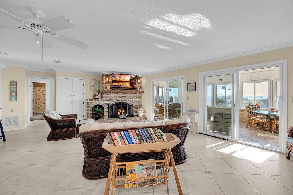 На продажу: $2,600,000 (3 спален, 2 ванн, 1893 Квадратных фут)